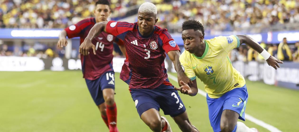 Vinicius Junior intenta dejar atrás la marca del costarricense Jeyland Mitchell.