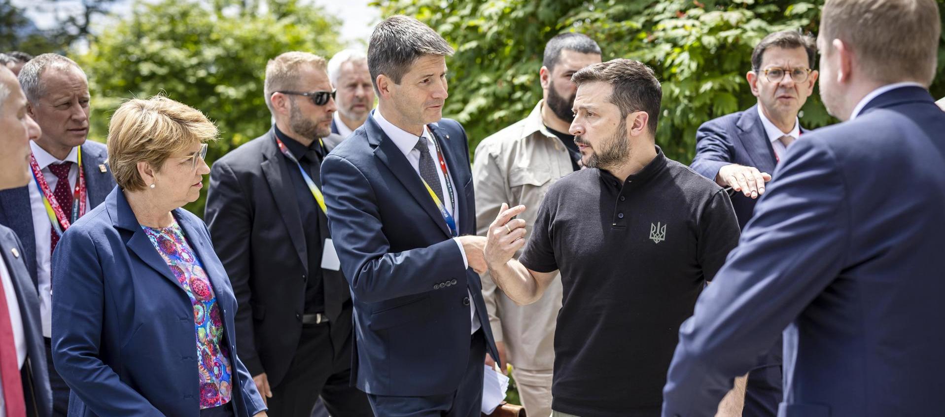 El presidente Vladimir Zelensky saluda a los Jefes de Estado y delegados de la cumbre que terminó en Suecia