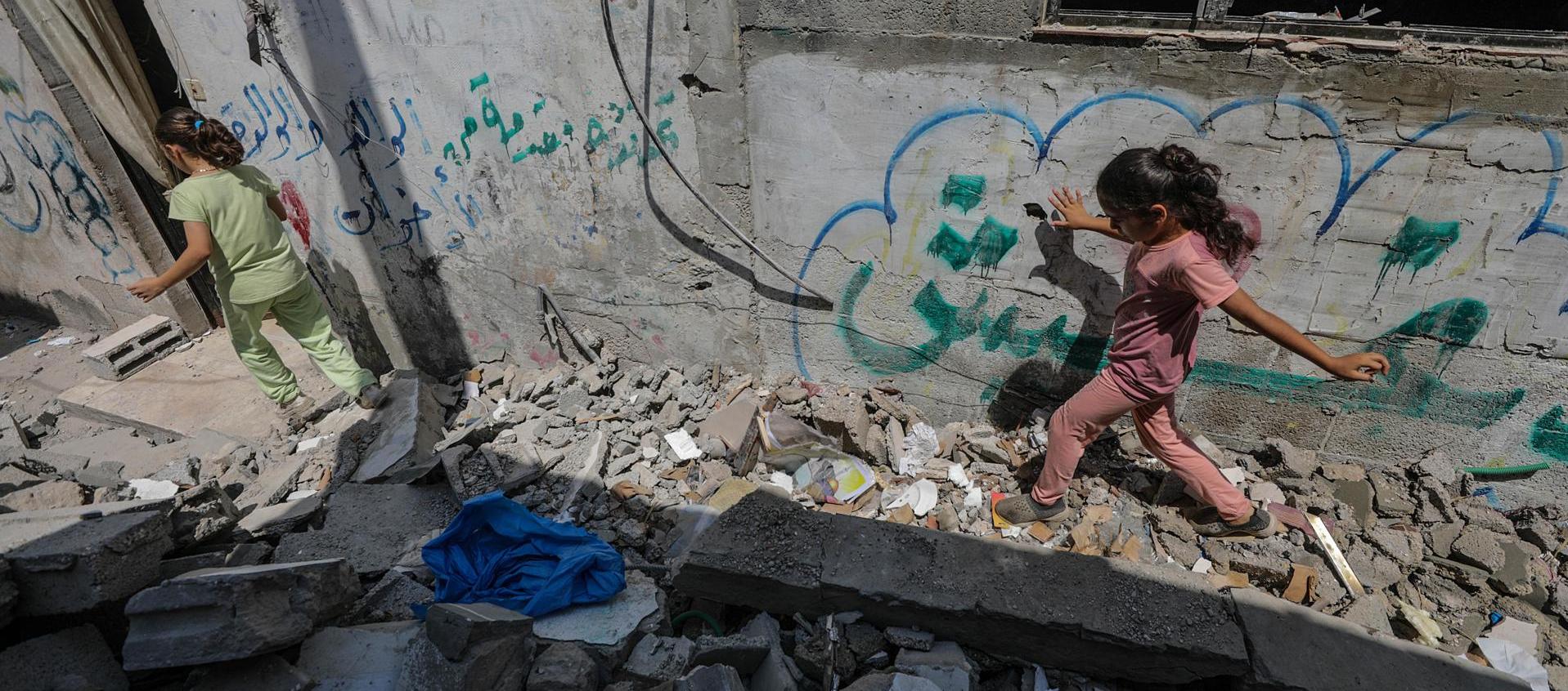 Destrozos provocados por el ataque israelí en el campo de refugiados de Nusairat.