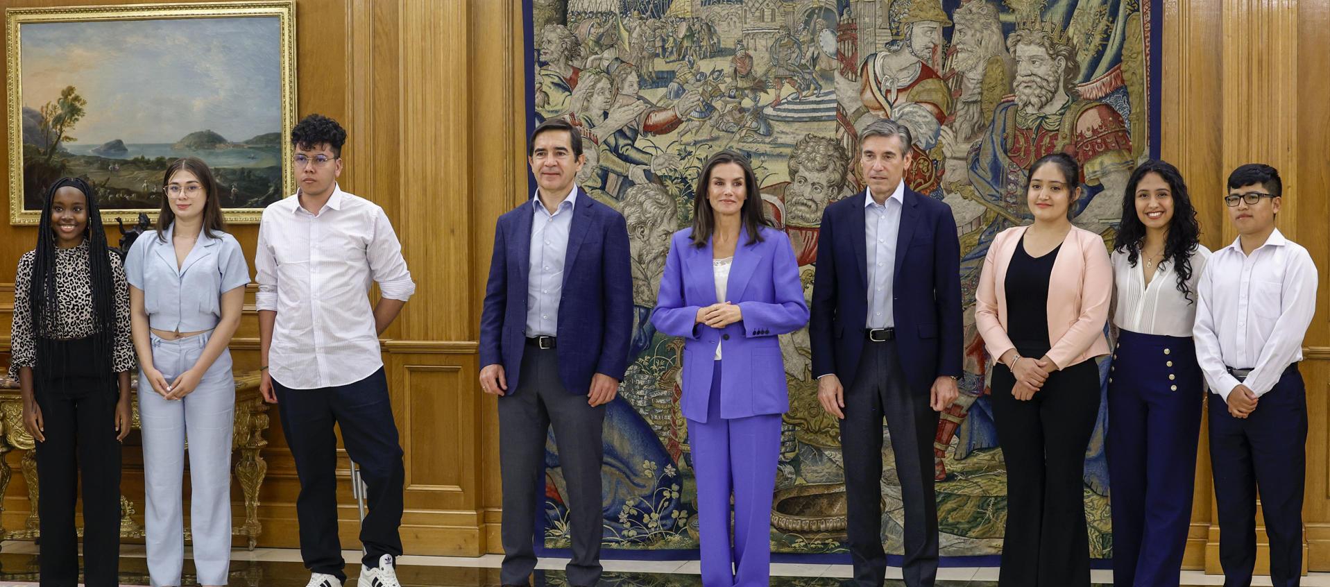 La reina Letizia recibe en audiencia a una representación de la Fundación Microfinanzas BBVA, este miércoles en el Palacio de la Zarzuela.