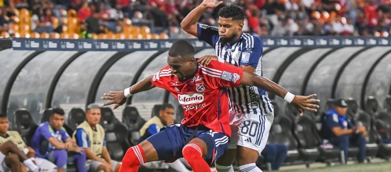 Jimer Fory protege la pelota ante la presión de Roberto Hinojoza. 
