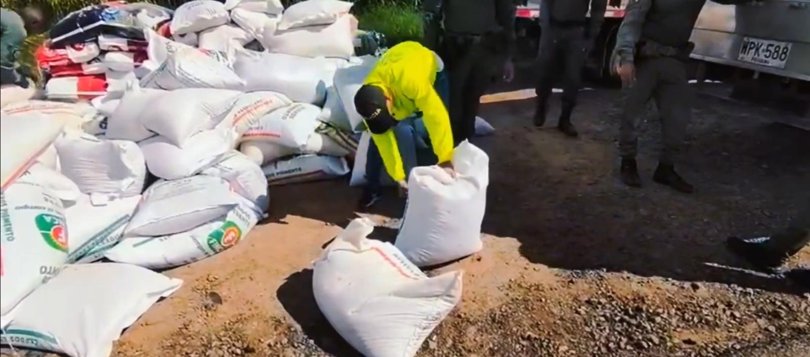 La ayuda de los policías y el olfato de un canino fueron determinantes para hallar el dinero. 