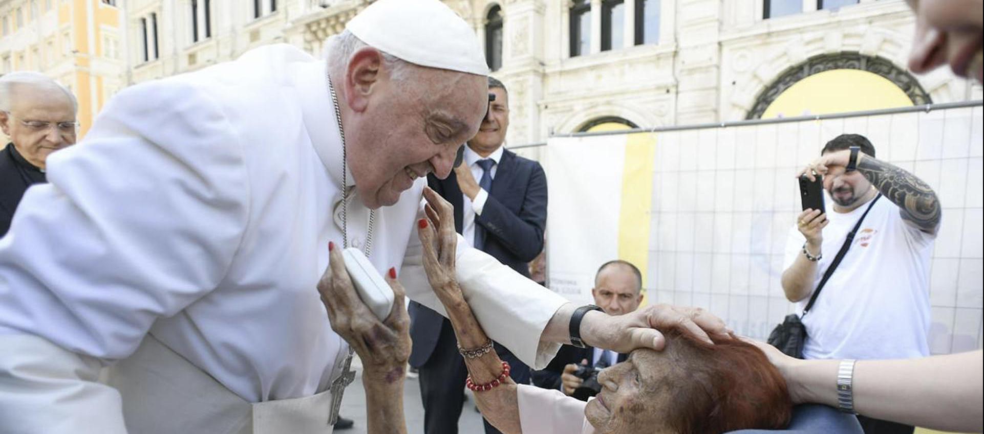 El Papa bendice a una mujer de 111 años en su visita a Trieste.