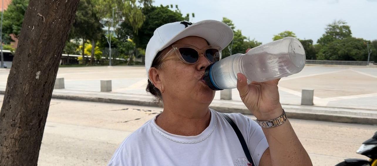 Personas han optado por llevar su propia agua por el calor.