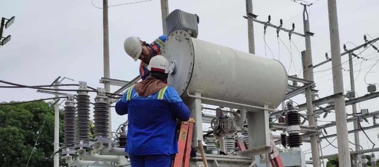 Trabajadores de Air-e revisando un equipo. 