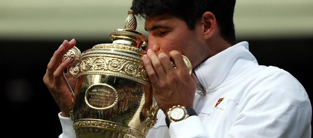 Carlos Alcaraz y el trofeo.