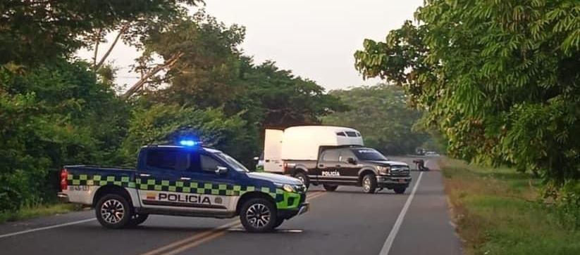 La Policía cerró la vía para verificar si había algún explosivo en la zona. 