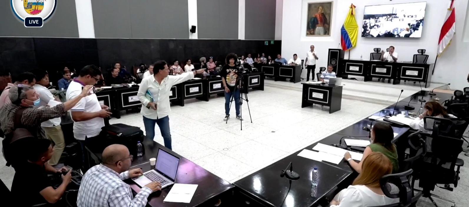 Momento en que Horacio Brieva manifiesta su molestia por no poder hablar en el debate.