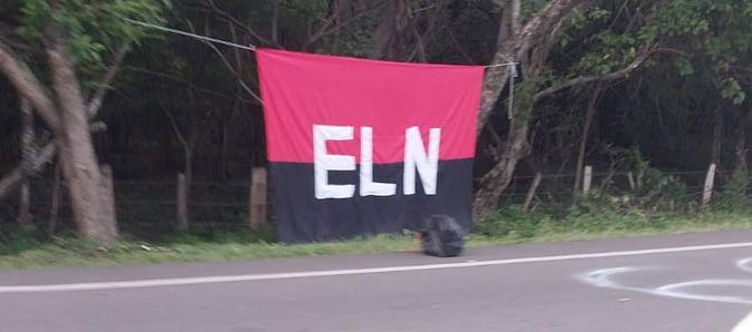 Bandera del ELN que apareció este viernes en La Guajira. 