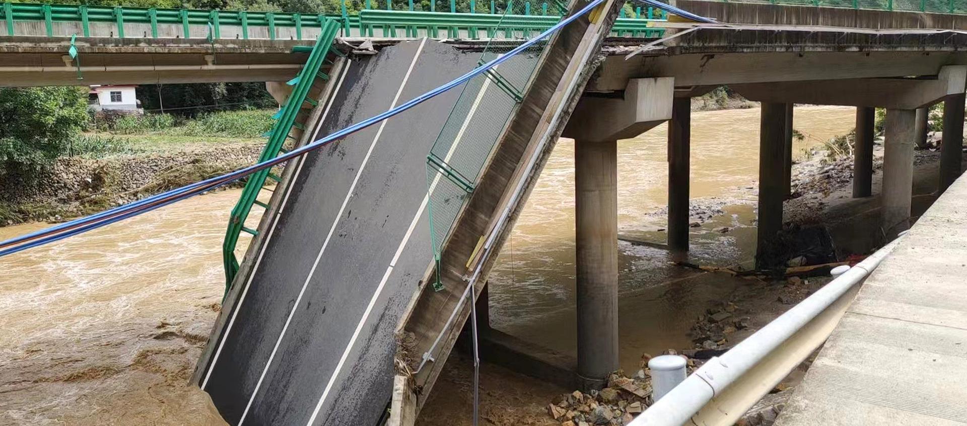 Caída del puente en el centro de China. 