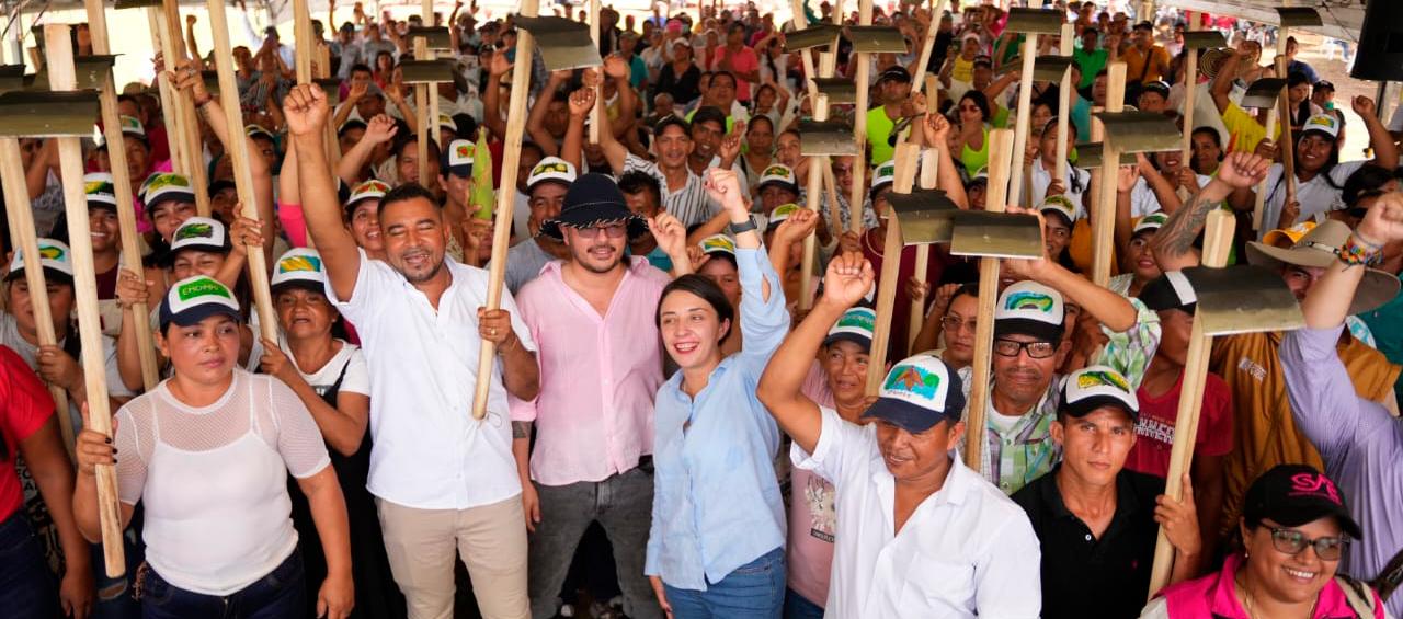 Campesinos en Córdoba recibiendo parcelas.