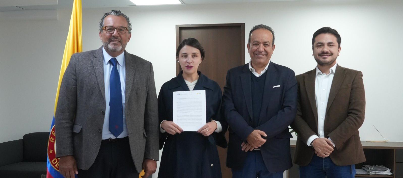 El presidente de la JEP, Roberto Carlos Vidal, y el ministra de Agricultura, Martha Carvajalino.