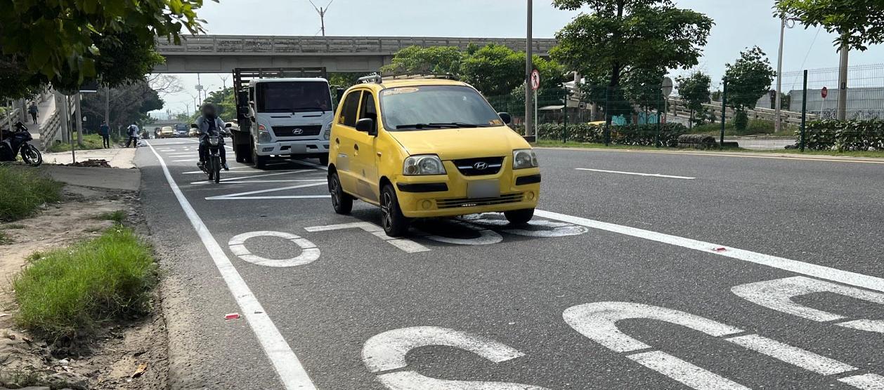 Carril de 'Solo Bus' en la Circunvalar. 