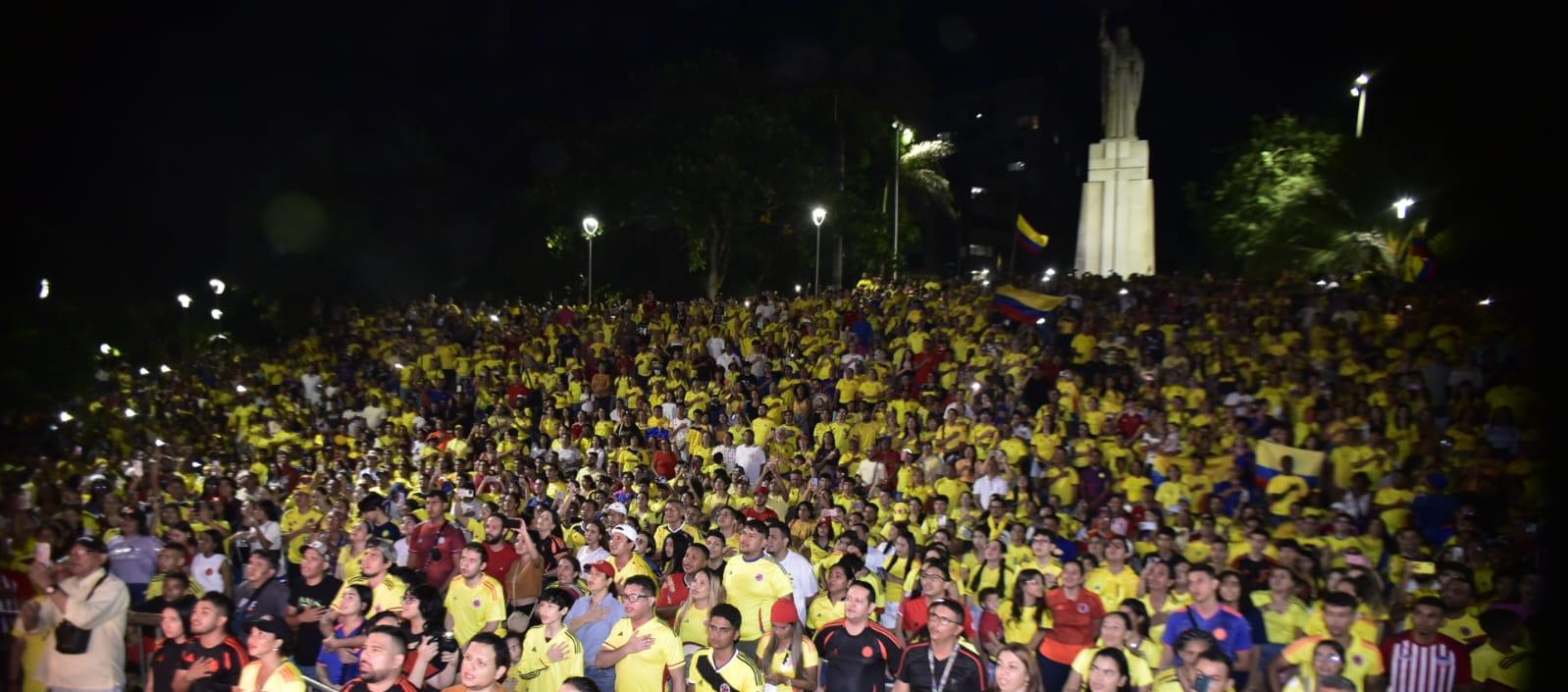 Policía Nacional custodió espacios con pantallas gigantes.