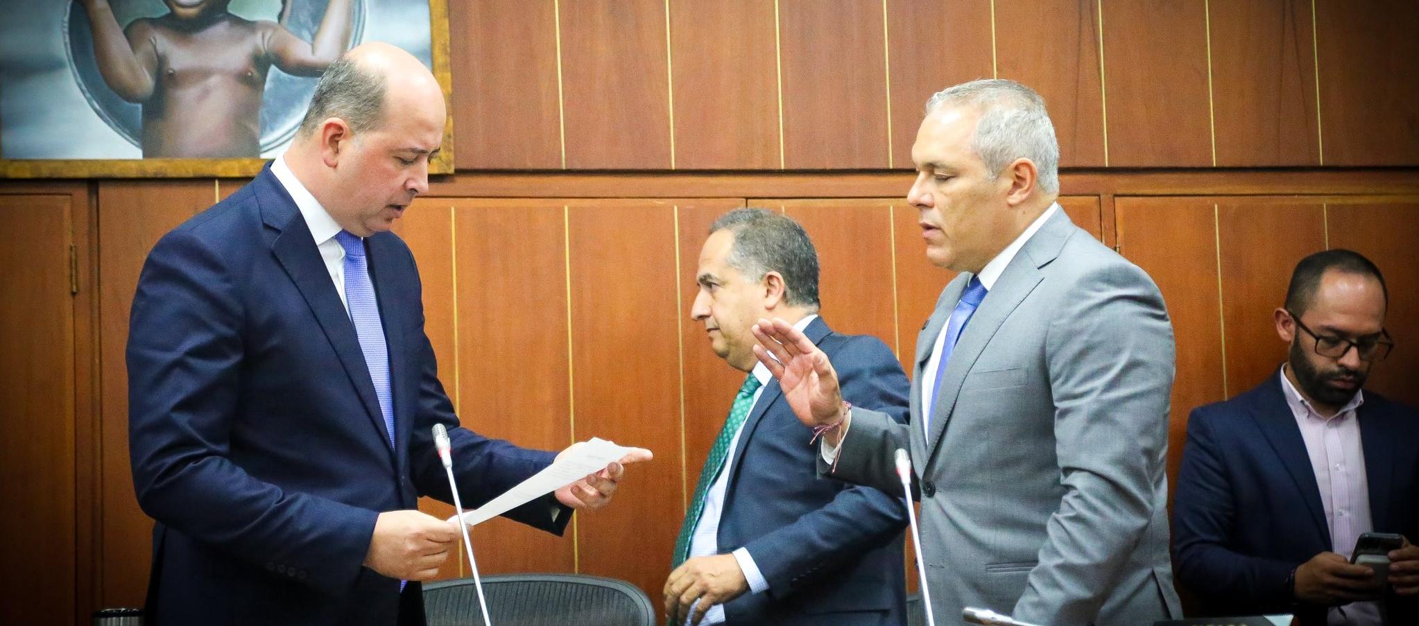 Marcos Daniel Pineda posesionando a José David Name.