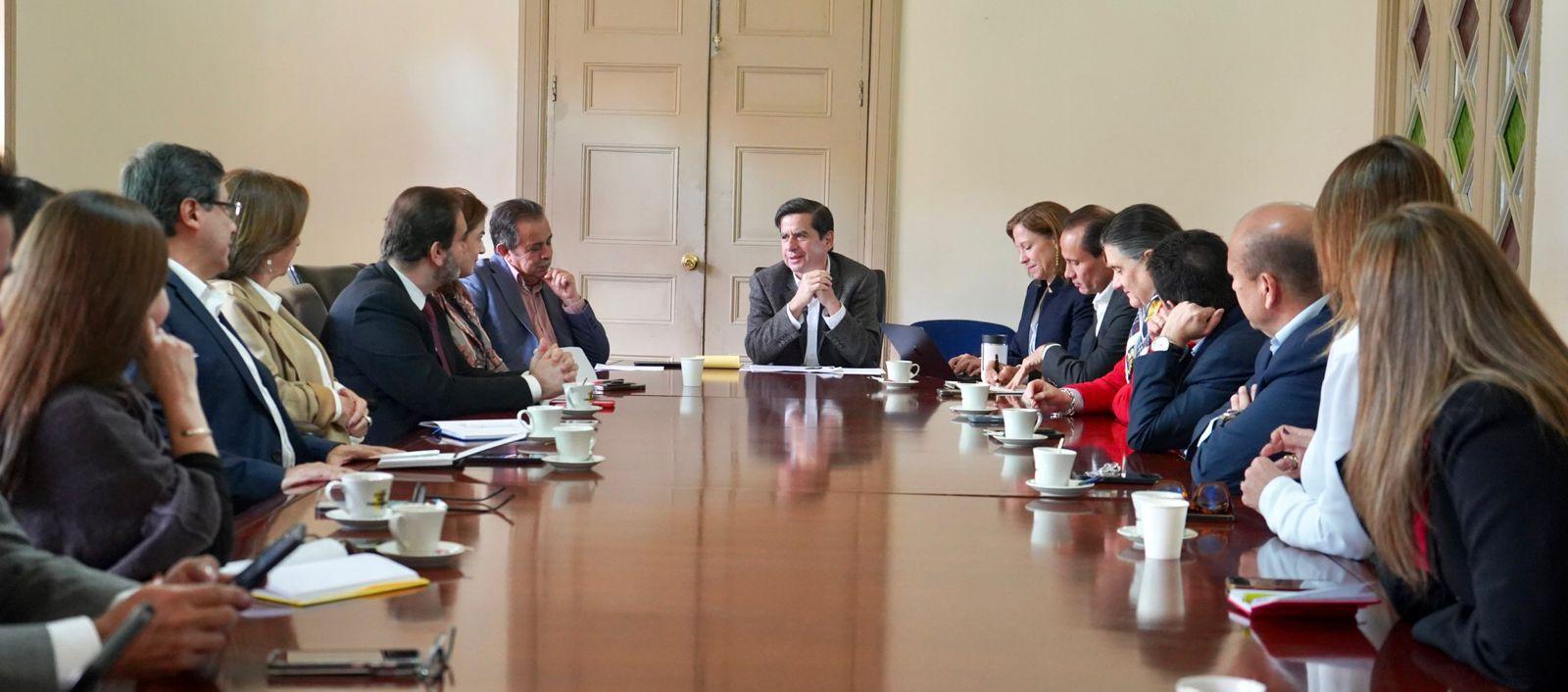 El ministro Juan Fernando Cristo en la reunión con gremios.