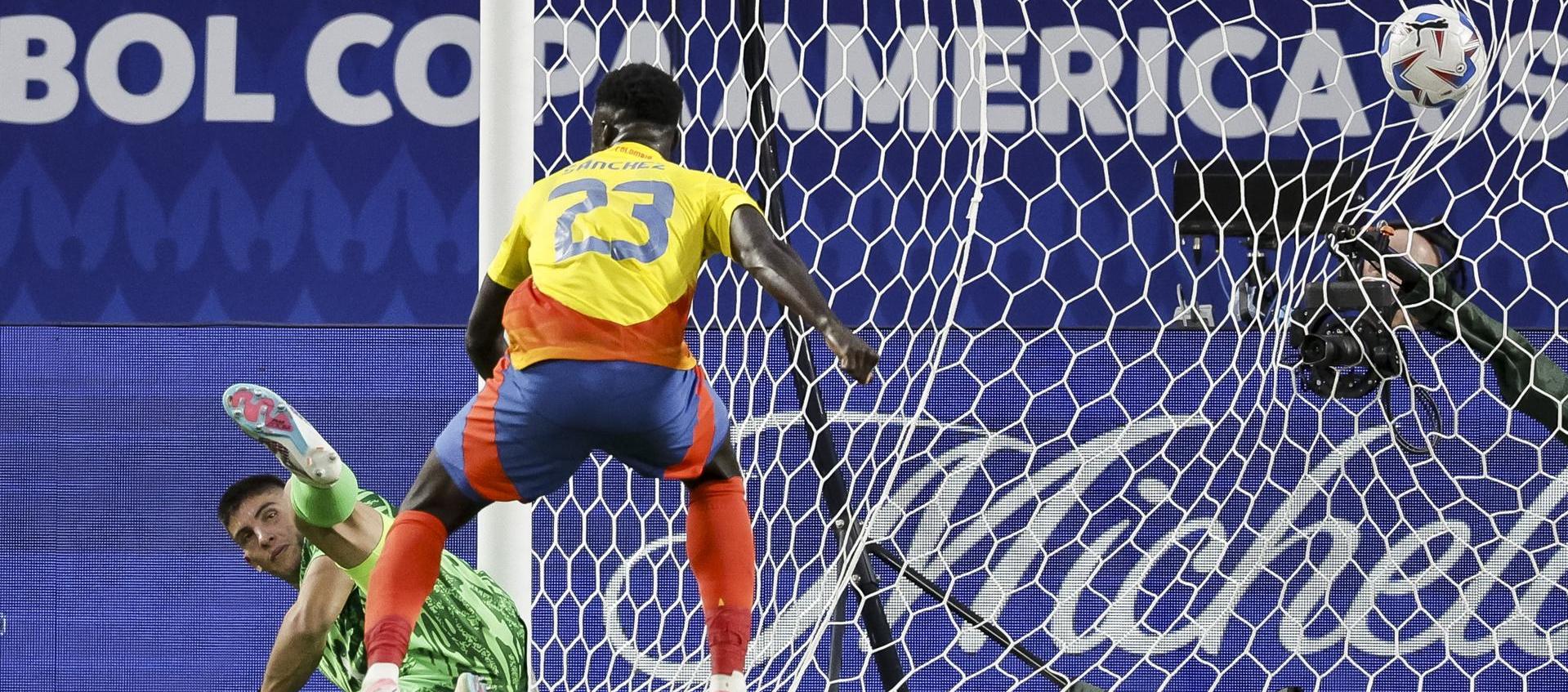 Davinson, presente en la jugada del gol.