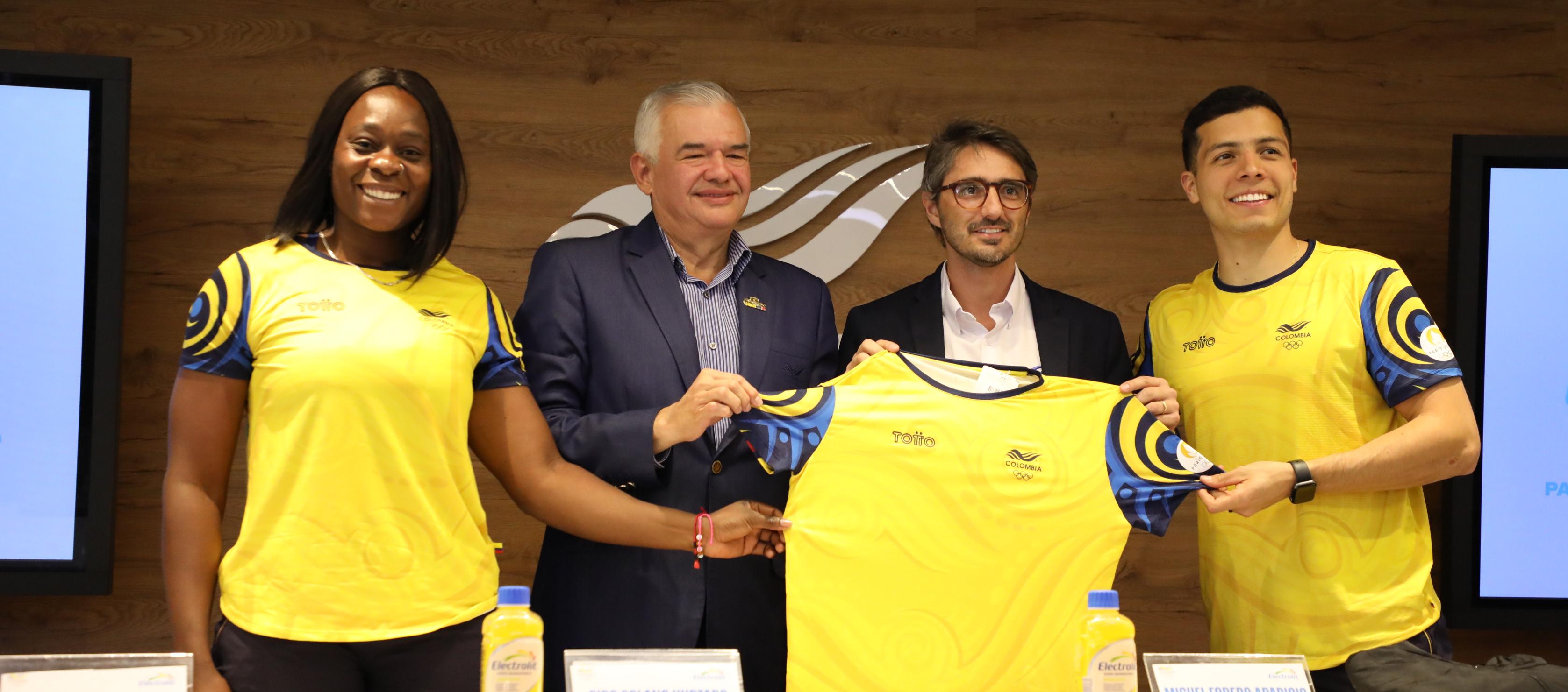 Ciro Solano, presidente del COC, con los deportistas Flor Denis Ruiz y Diego Arboleda.