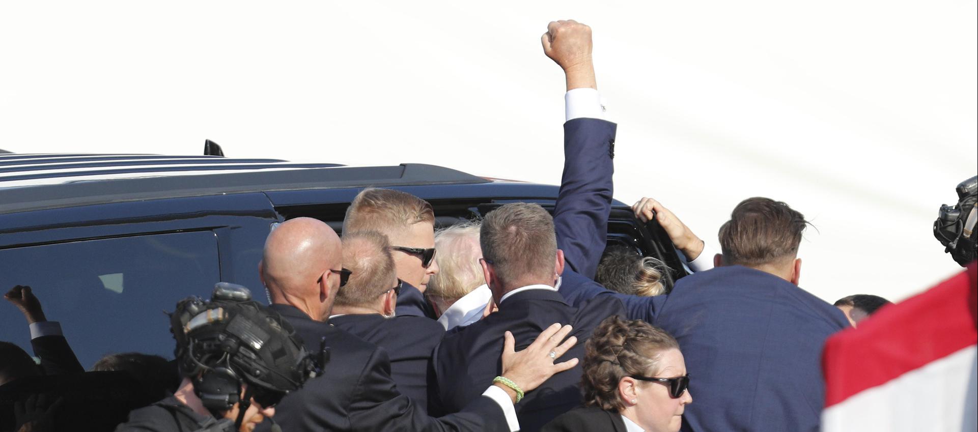 Trump cuando era evacuado del lugar donde fue impactado a bala. 