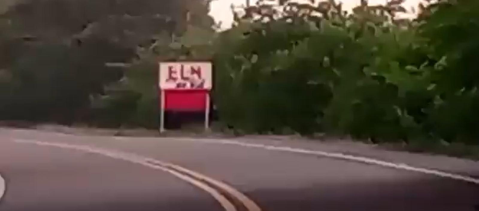 La bandera del ELN en la entrada de Santo Tomás.