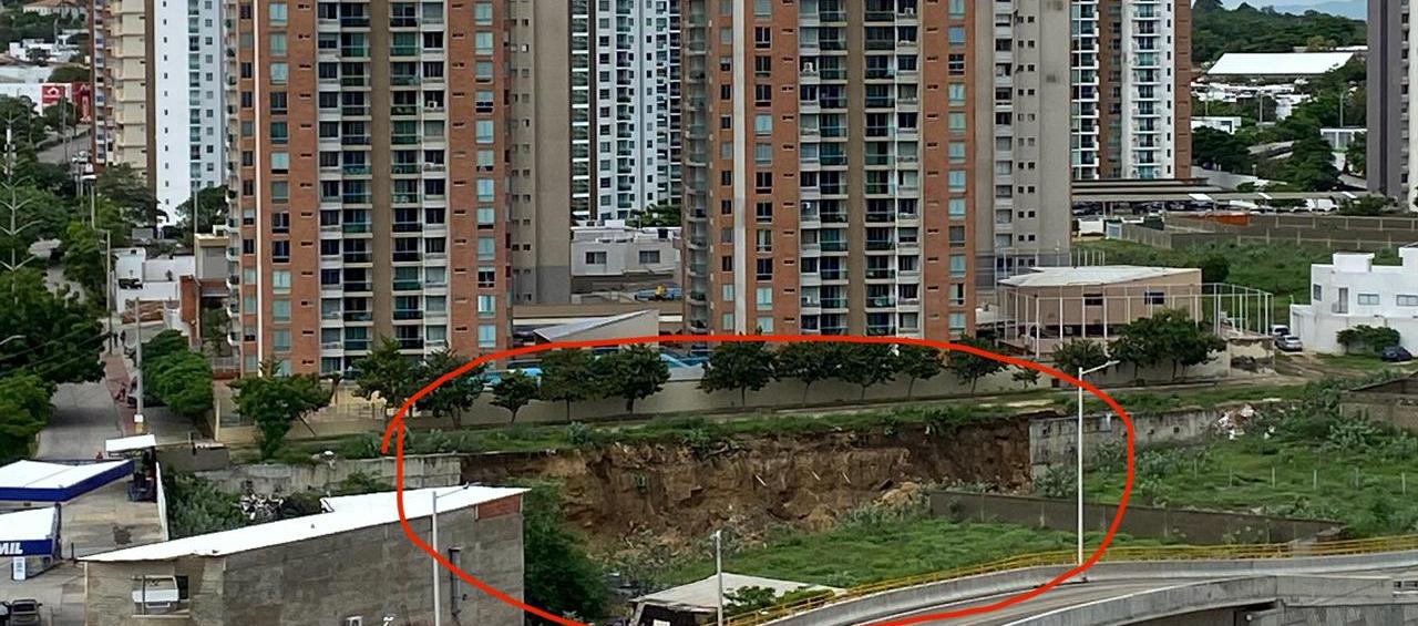 Edificios en peligro luego que el terreno contiguo empezó a ceder. 