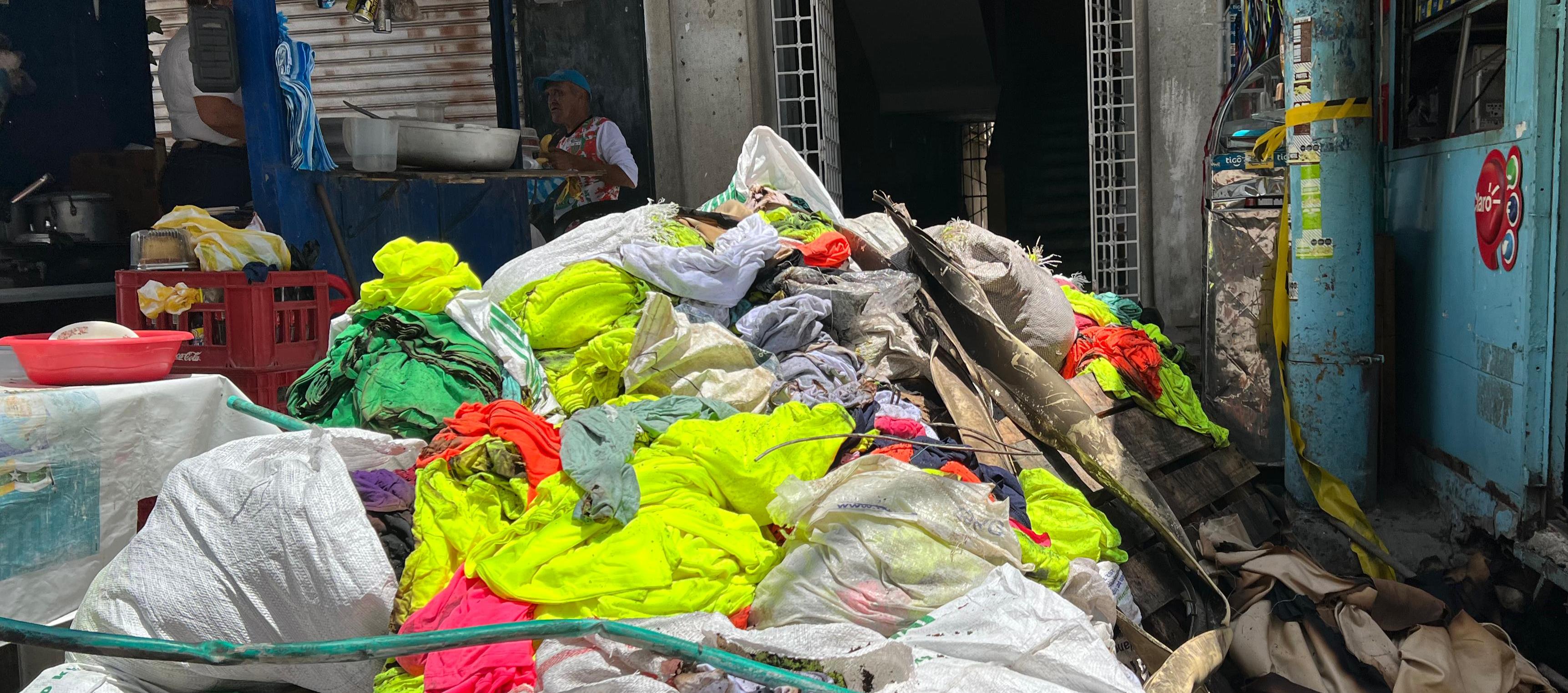 Parte de la mercancía de ropa se perdió por el incendio. 