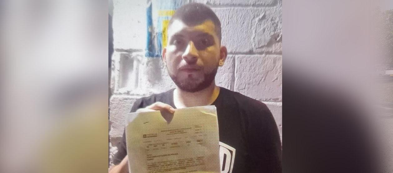 El expolicía Nicolás Farruco Trimiño mostrando su boleta de libertad. 