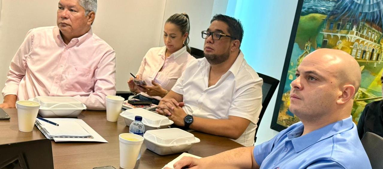 El alcalde de Puerto Colombia, Plinio Cedeño, y el director del AMB, Libardo García.