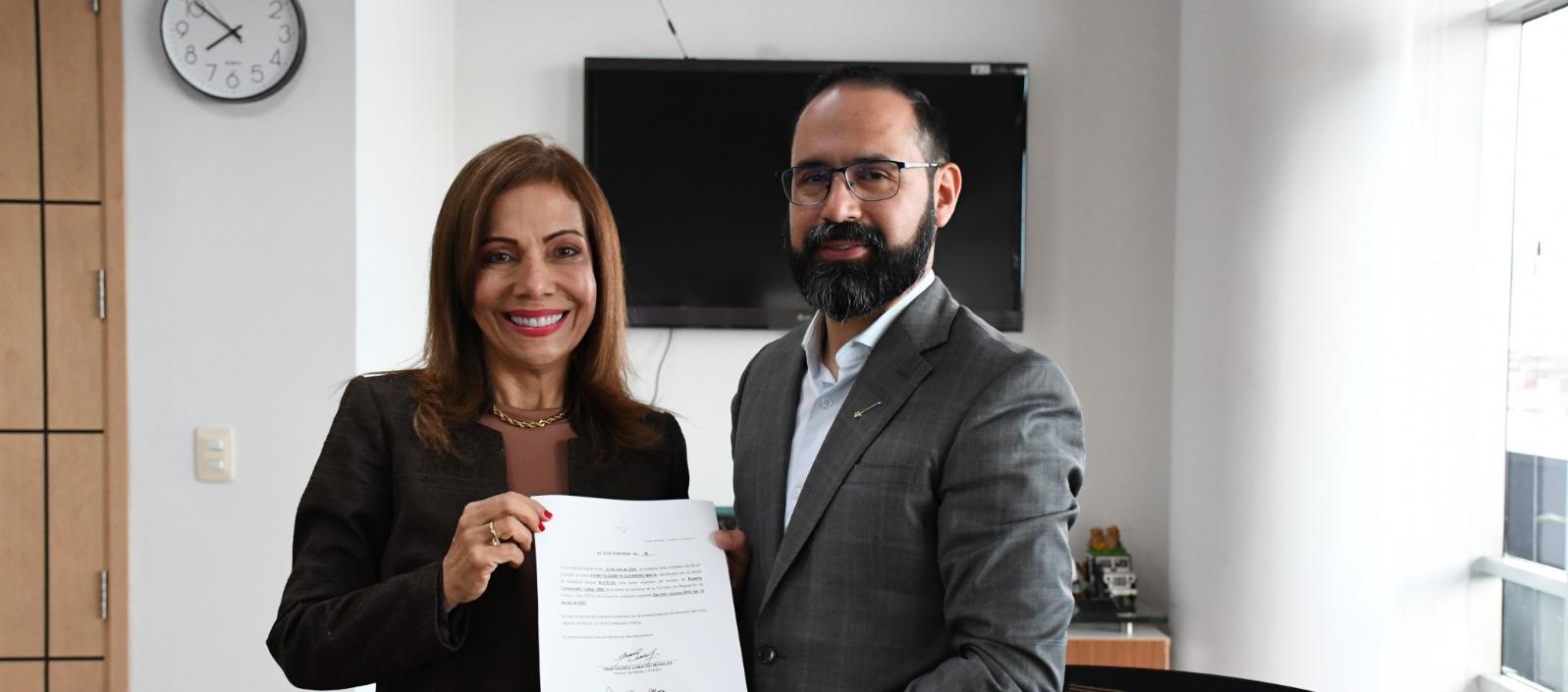 La nueva comisionada de la CREG, Fanny Guerrero, y el Ministro de Minas y Energía, Andrés Camacho.