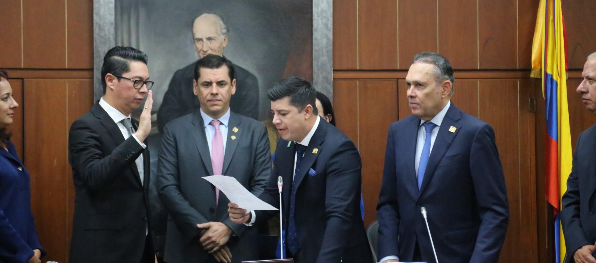 Pedro Flórez tomando la posesión de su cargo como presidente de la Comisión VI.