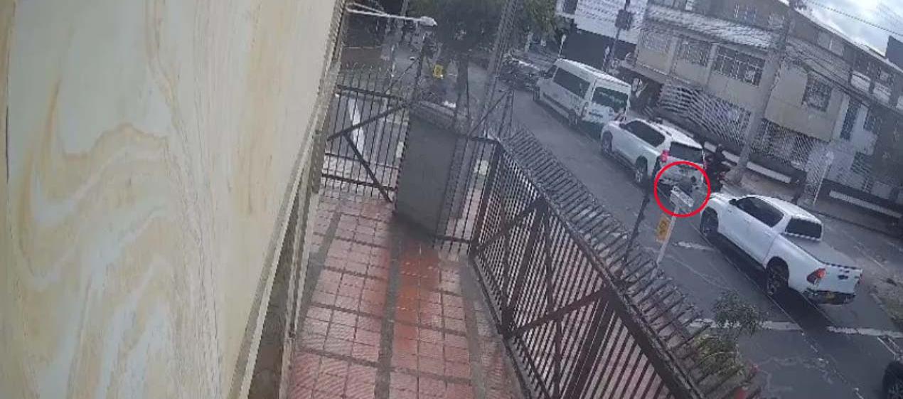 Video cuando dejaron el explosivo bajo la camioneta. 