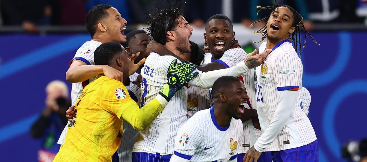 Jugadores de Francia celebran la clasificación.