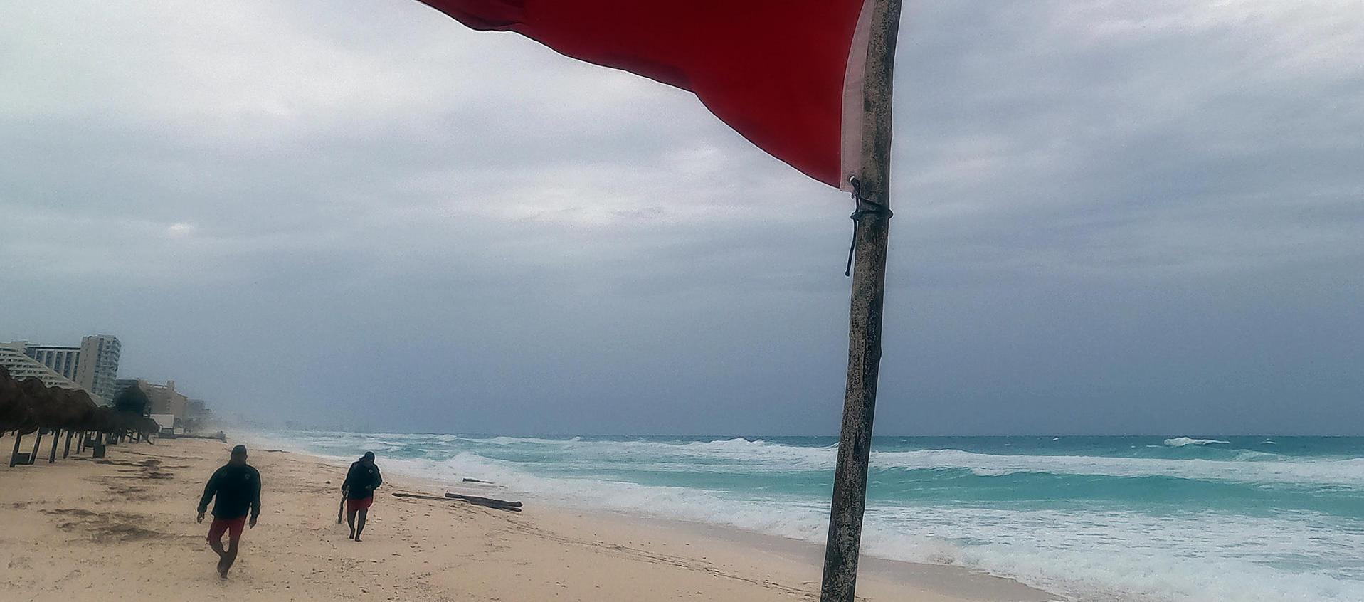 Fuerte oleaje en las playas de Cancún, en México. 