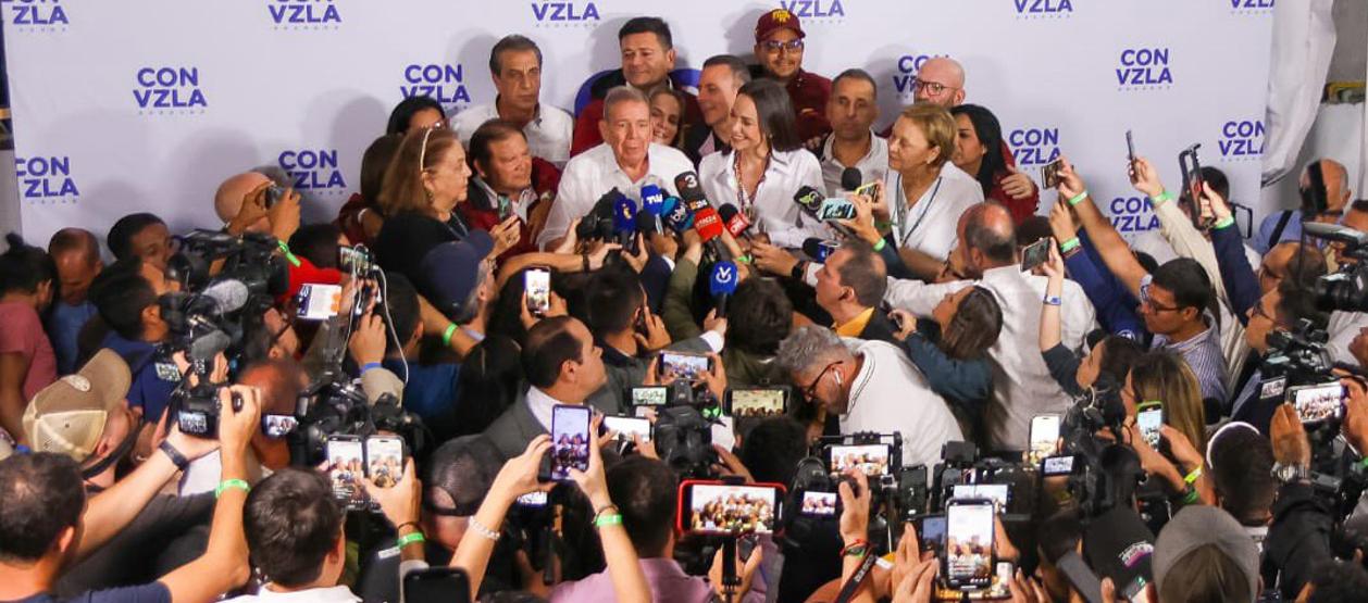 Edmundo González y María Corina Machado durante rueda de prensa.