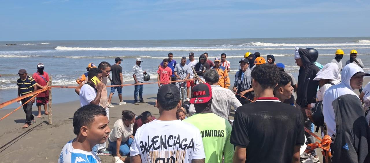Personas aglomeradas en el lugar donde fue hallado el cuerpo del tercer desaparecido. 