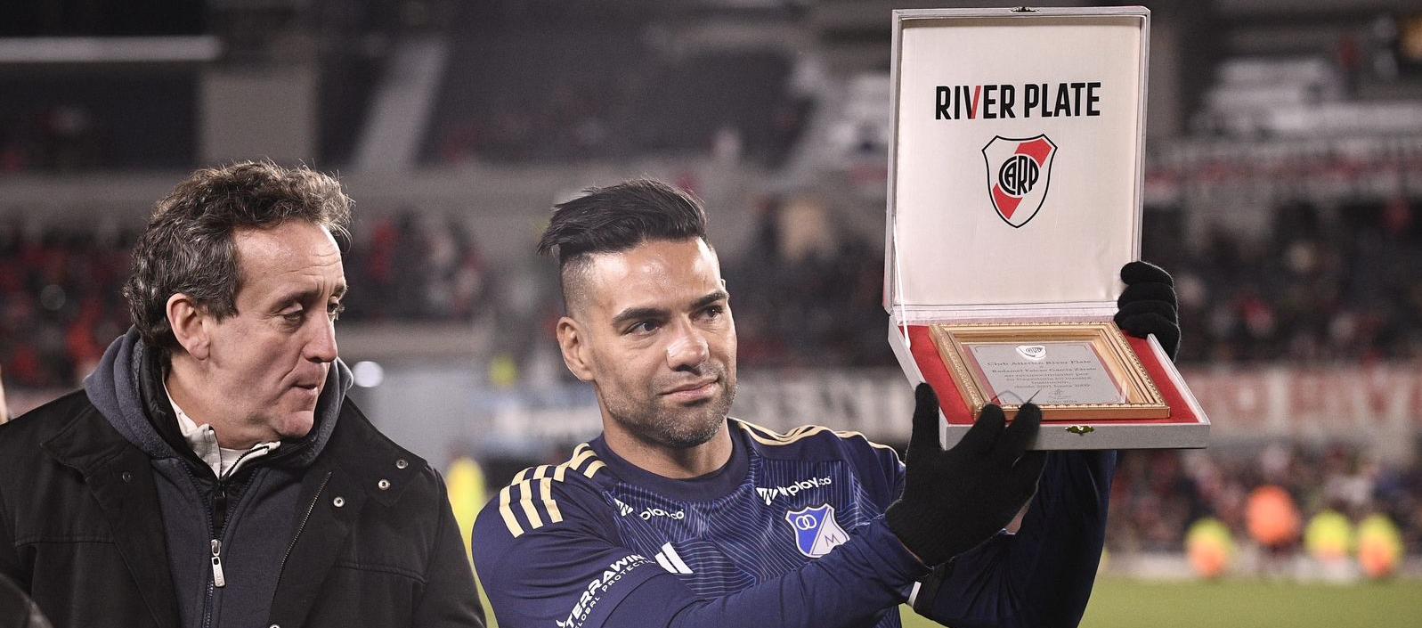 Homenaje de River Plate a Radamel Falcao García 