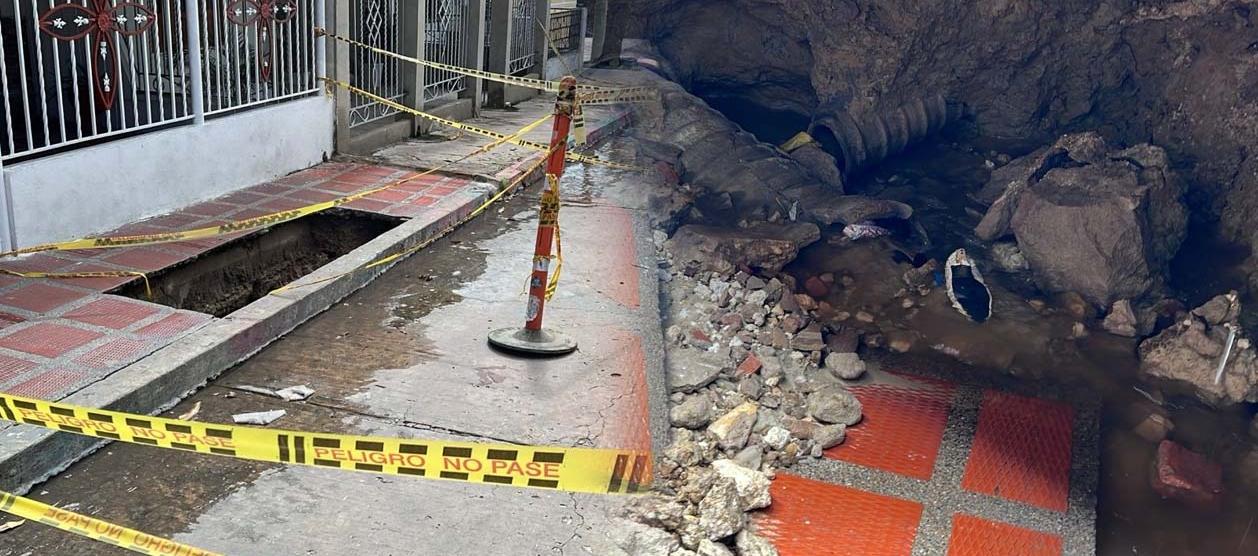 Hueco en donde cayó la mujer.