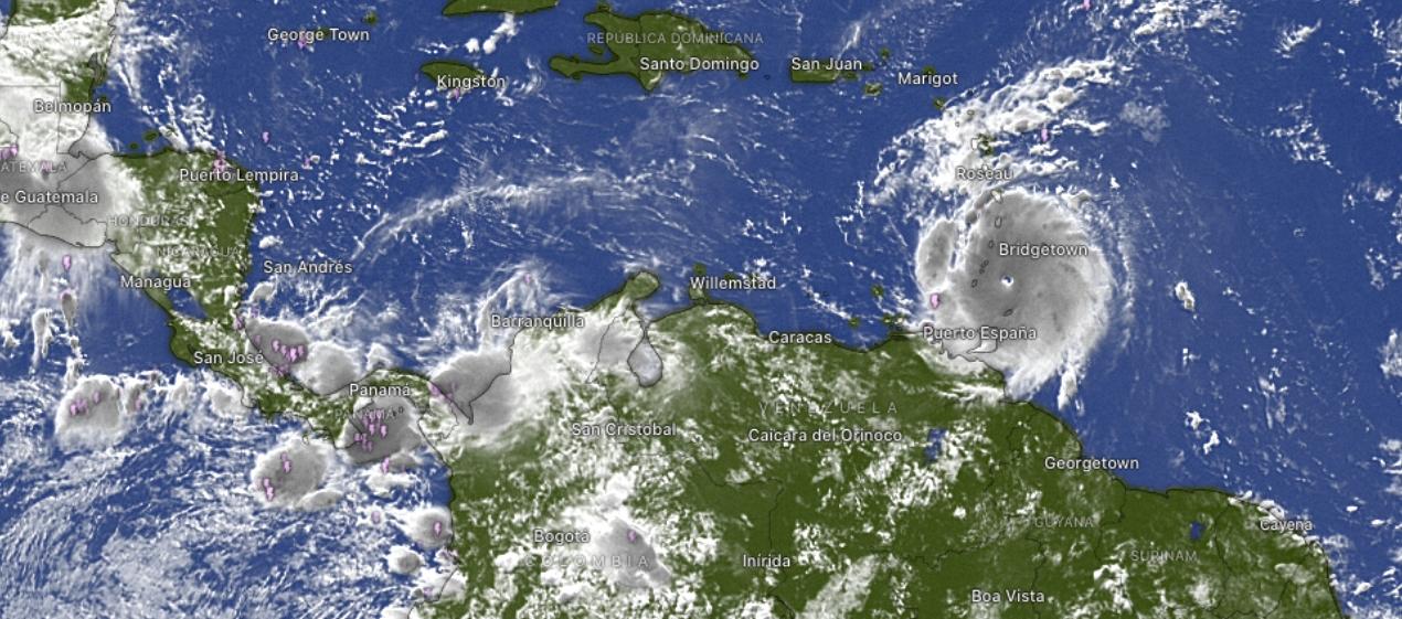 El huracán ya se siente a esta hora en las islas de Barlovento e inició su ingreso al Mar Caribe. 
