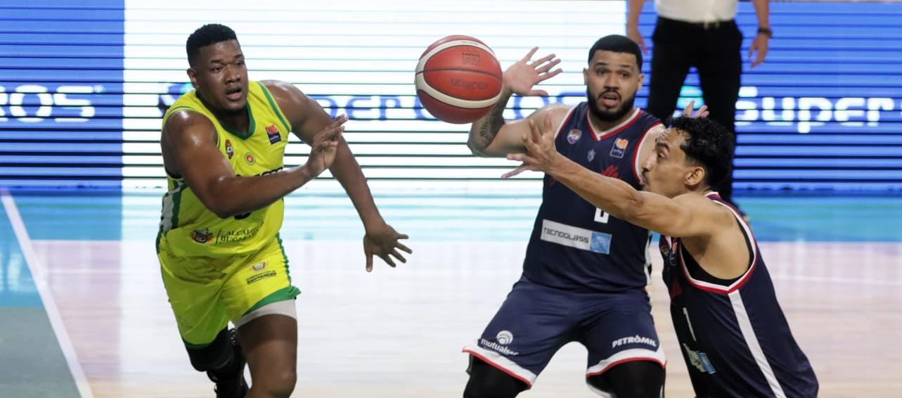 Juan Cárdenas, de Titanes, busca apoderarse del balón durante el juego contra Búcaros.