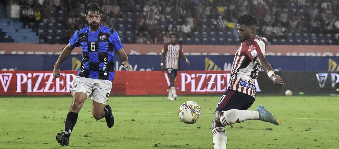 Roberto Hinojoza en acción durante el partido contra Boyacá Chicó.