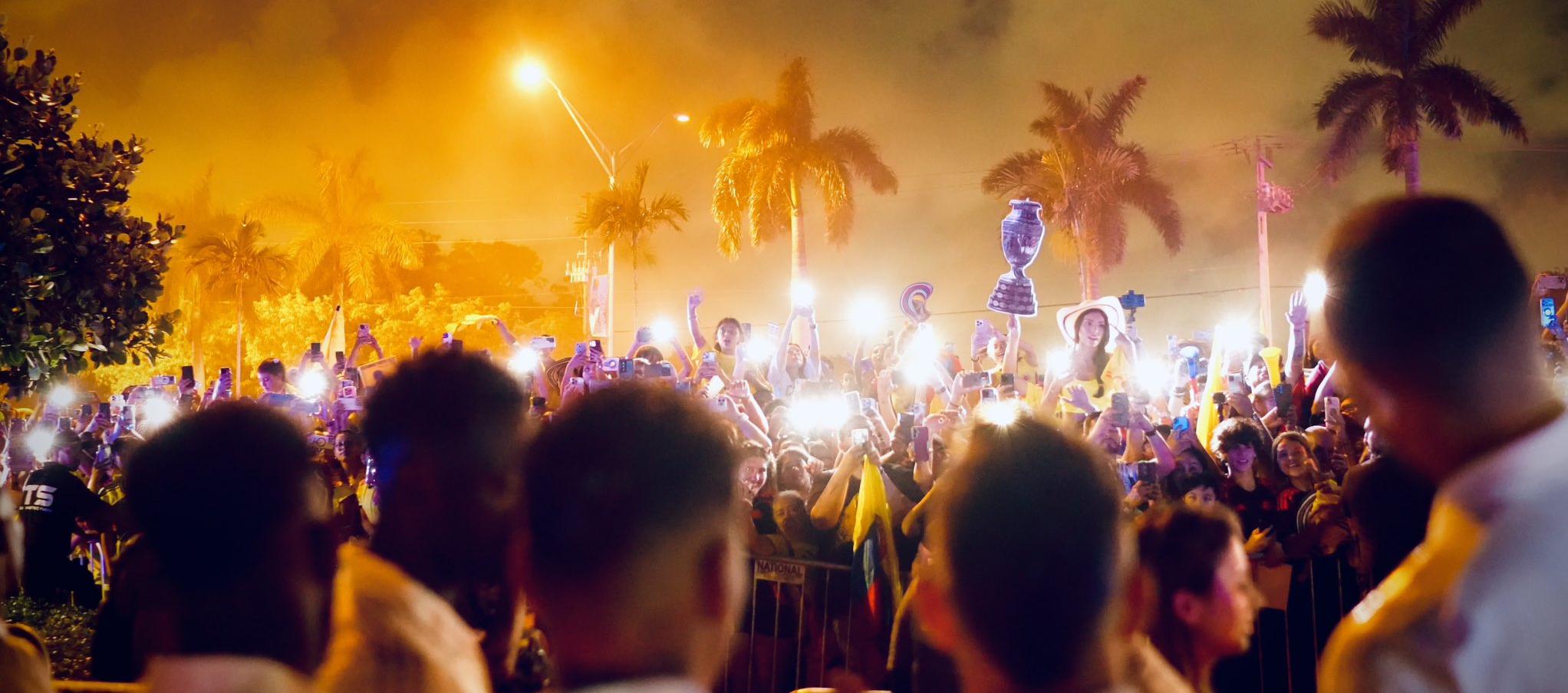 Imagen del banderazo en Miami.