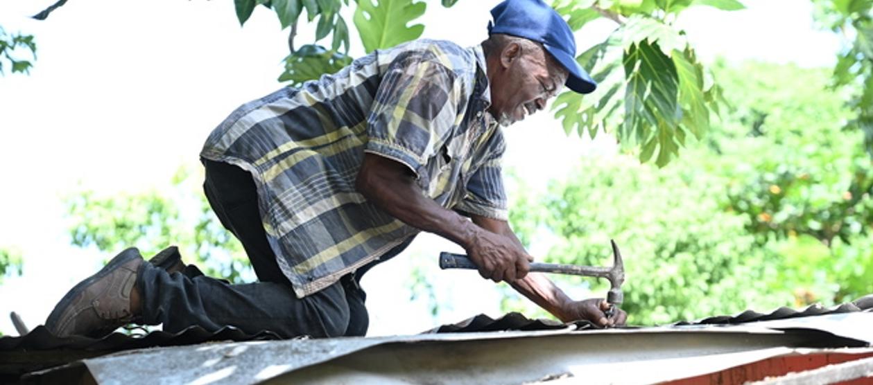 En Jamaica se preparan para el impacto de Beryl.