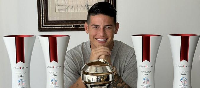 James Rodríguez con los trofeos.