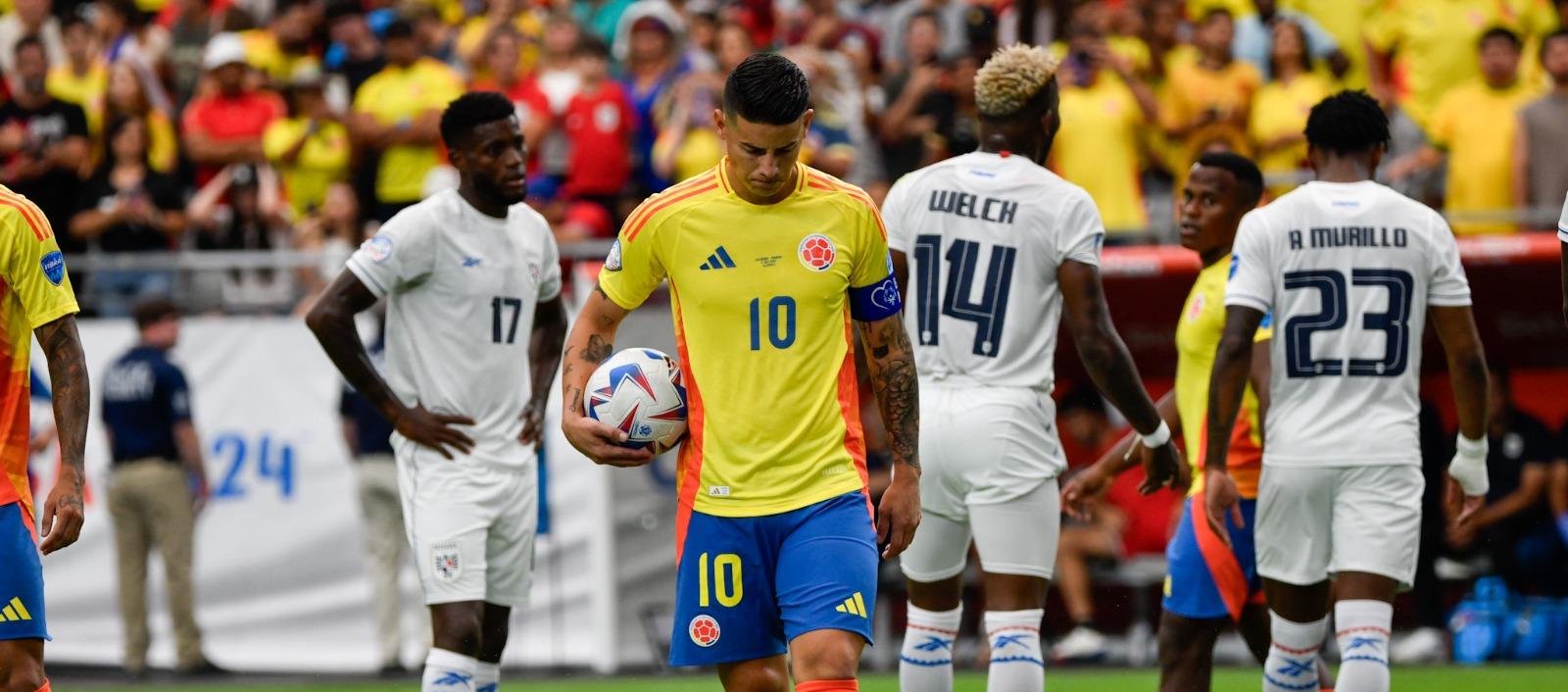 James Rodríguez con la pelota en su poder antes de cobrar el penalti ante Panamá. 