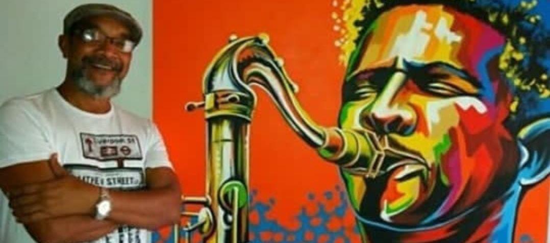 El pintor cartagenero Javier Flórez Barrios con una de sus obras.