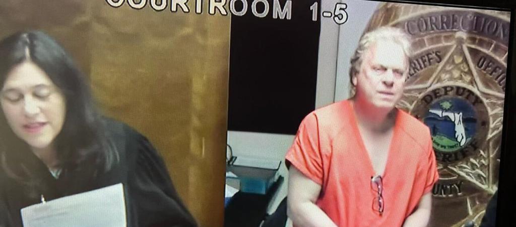 Ramón Jesurun en calidad de detenido ante una juez de Miami. 