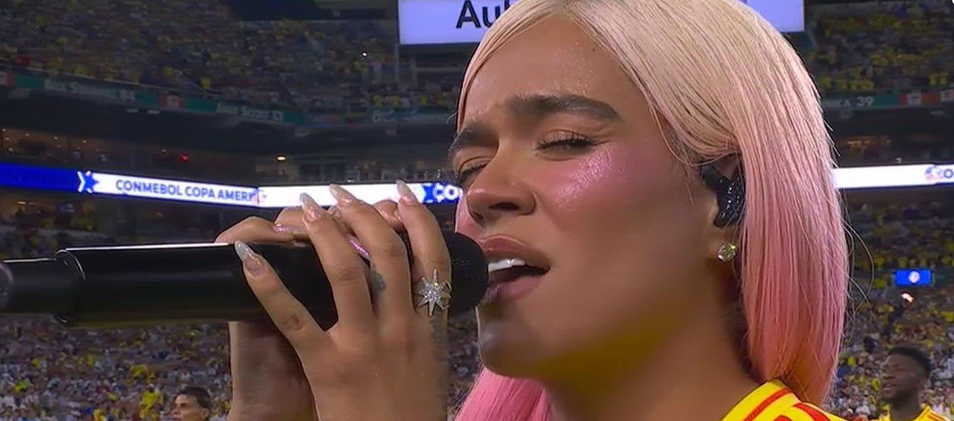 Karol G cantando el himno.