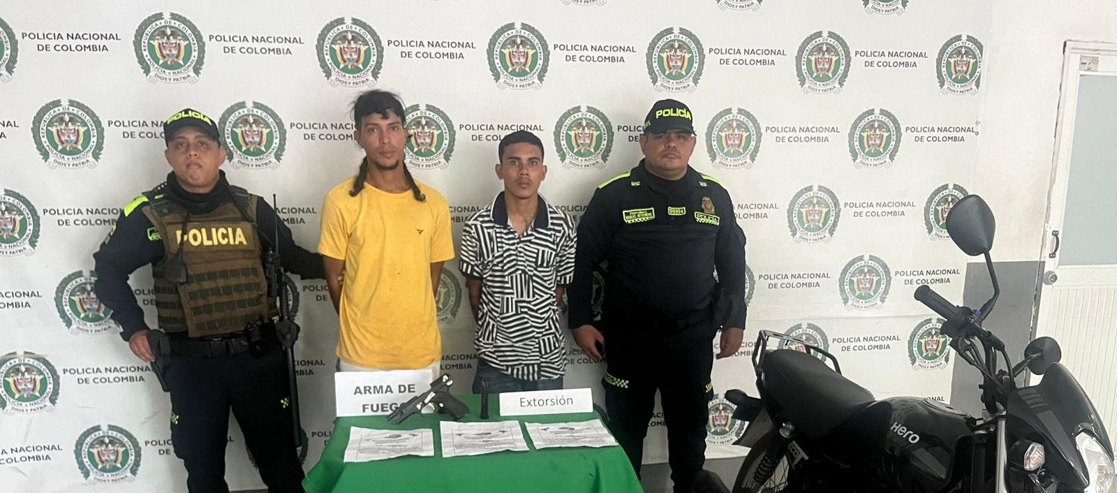 Los dos capturados por la Policía. 