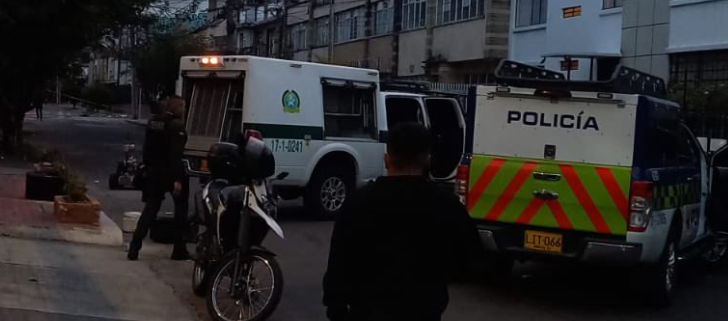 Lugar de la Policía realiza la inspección de la maleta. 