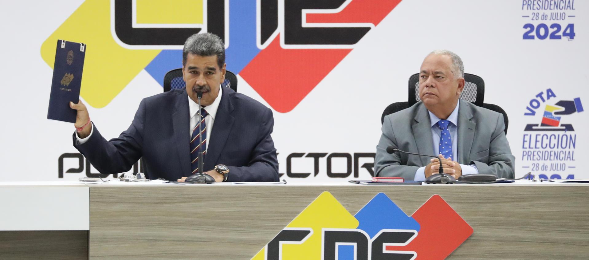 El Presidente de Venezuela, Nicolás Maduro, habla junto al presidente de Consejo Nacional Electoral (CNE), Elvis Amoroso.